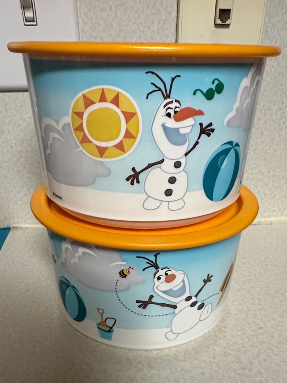 Tupperware set of 2 Olaf Themed Stackable Plastic Containers 1 qt/940mL